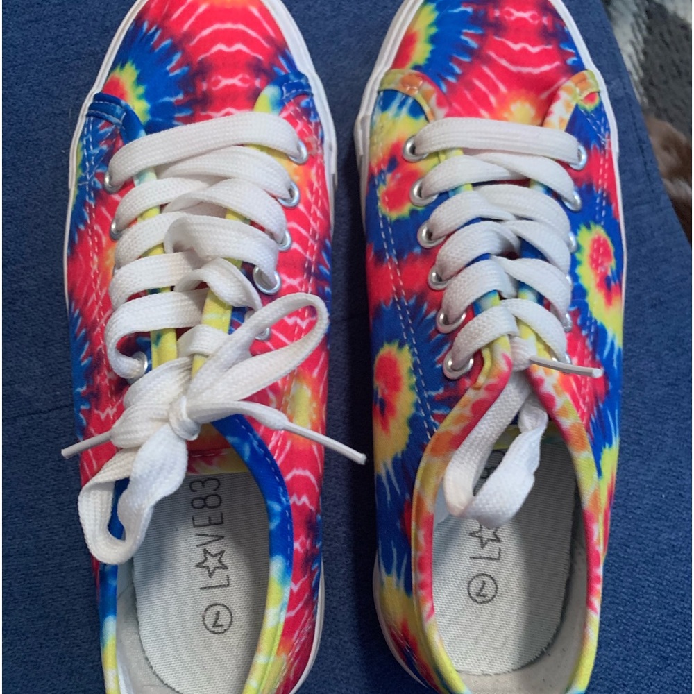 Girls size 7 Love83 Tie Dye tennis shoes in great condition